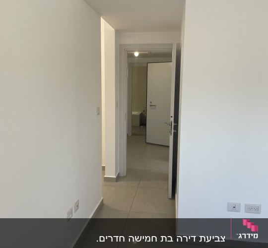 מסדרון עם קירות צבועים ולוחות חשמל
